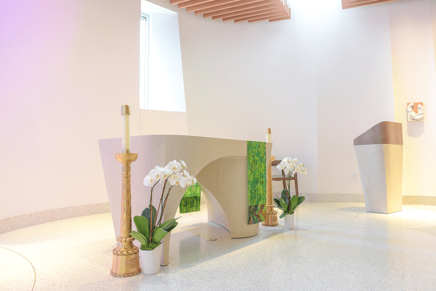 Granger Construction - St. Mary Mercy Hospital - Livonia - Michigan - Modern Worship Space - Alter - Healthcare Construction